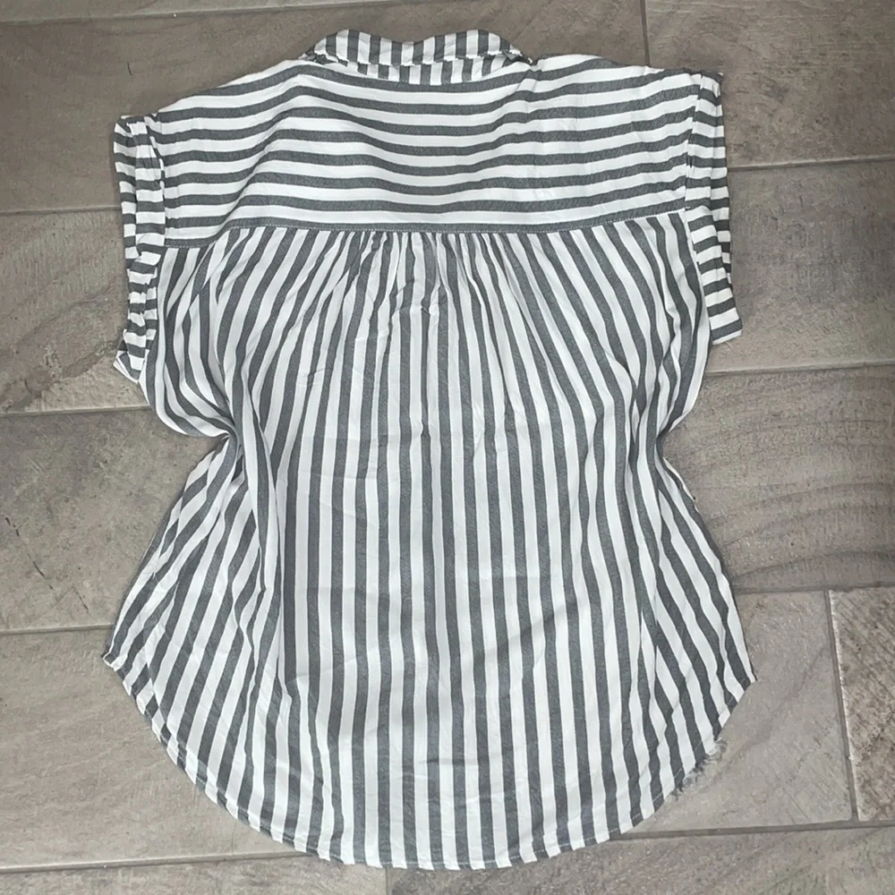 Mittoshop Women’s Flowy Short-Sleeve Button Down Blouse, Size L - Picture 2 of 7